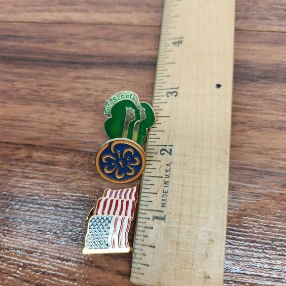 Girl Scout Pin Badges Girl Scouts World Trefoil Pin Blue Gold American Flag Gree - Picture 2 of 3
